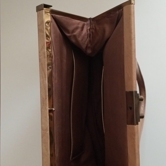 ๐๐ค Tan Handbag | Metallic Closure - Picture 4 of 7